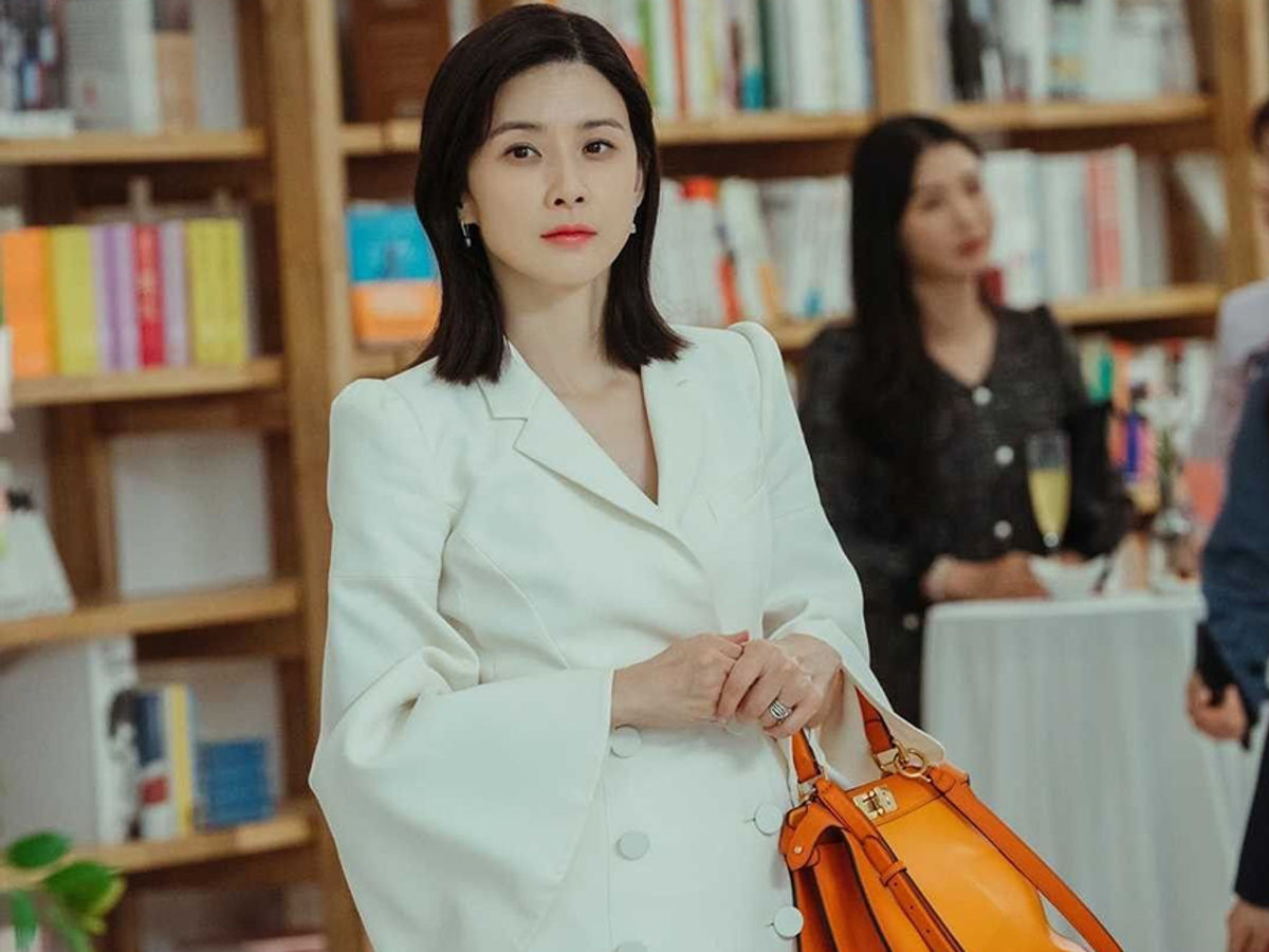 Kdrama_Fashion on X: Lee Bo-Young carried DELVAUX Brilliant Mini Box Lime  Green HK$ 39,900 in Mine Episode 7. #leeboyoung #이보영 #마인 #드라마패션 #mine  #minedrama #kdrama_fashion #DELVAUX #델보 #leeboyou