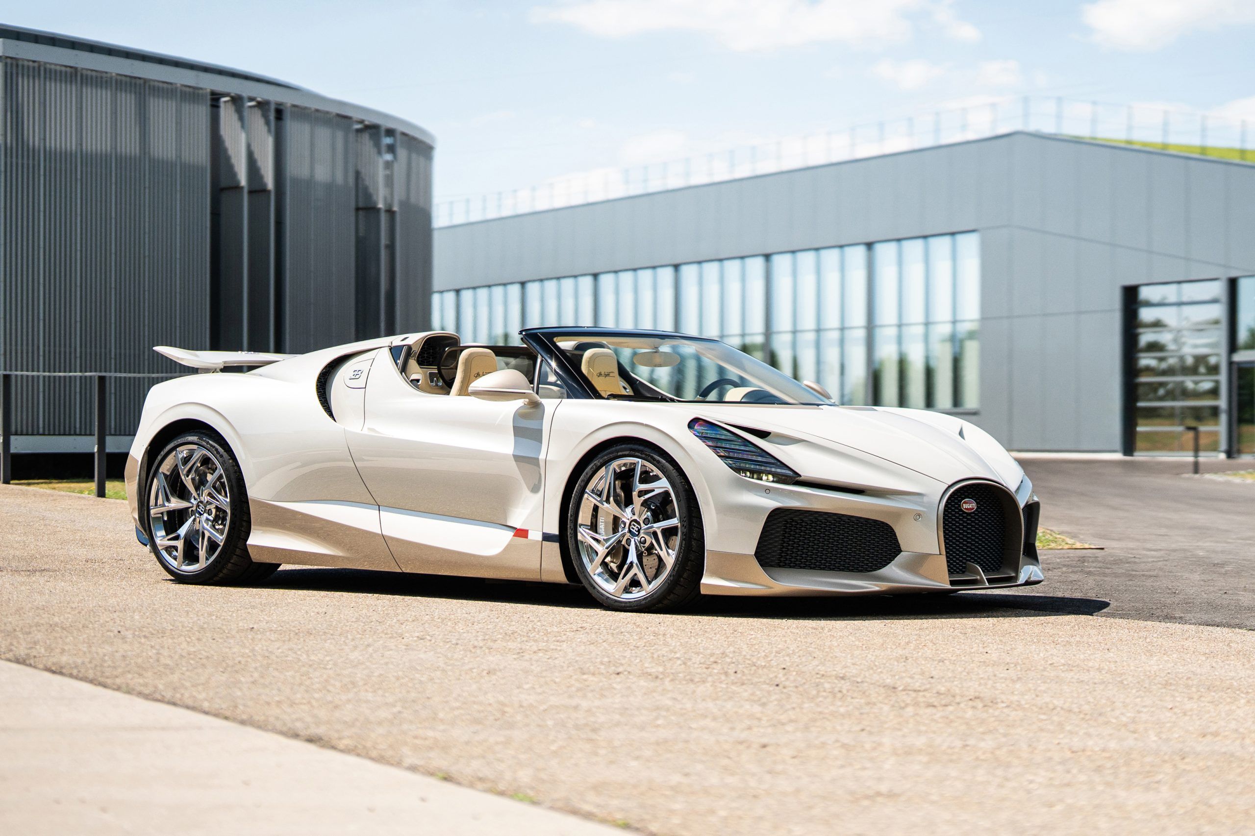 近期汽车与收藏物件资讯：V12、W16与一只飞镖箱Recent Car and Collectible News from ...